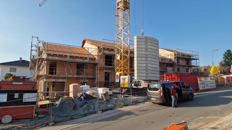 Mauerwerksrohbau mit Turmdrehkran und Ballastgewichten